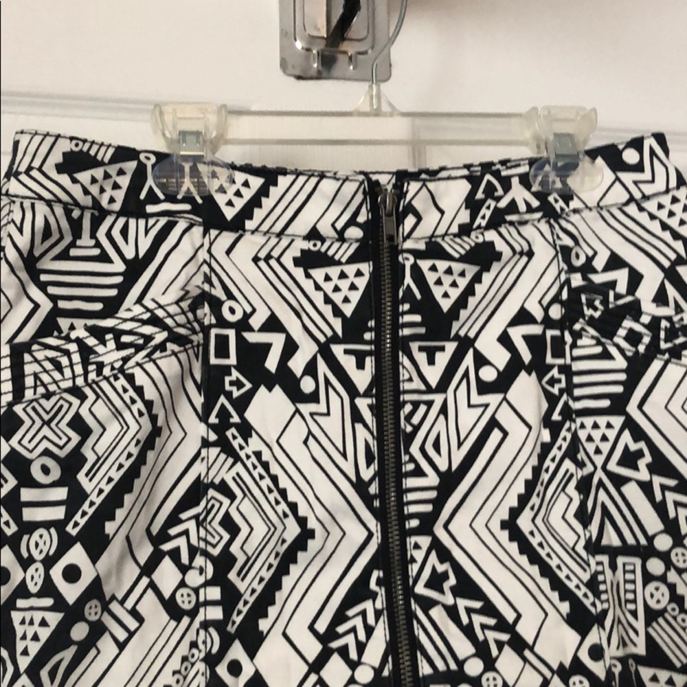 🔳🔲 Structured Mini Skirt - Picture 3 of 6